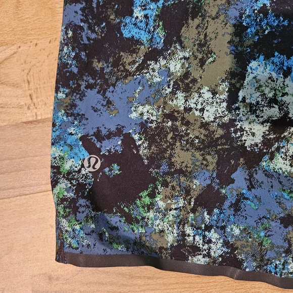 Multicolor Abstract Print Shorts - Picture 4 of 6